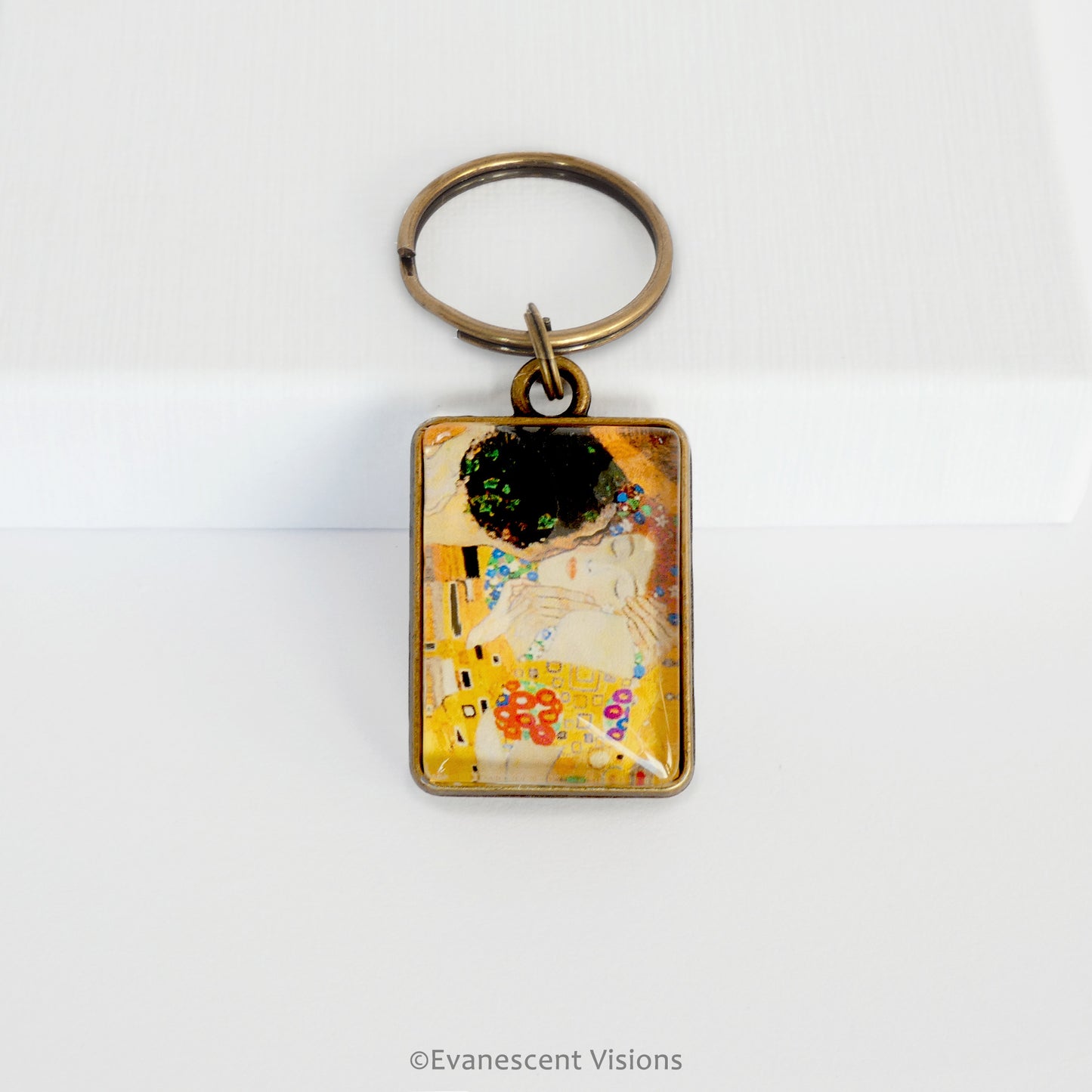Keychain with 'The Kiss' artwork by Gustav Klimt on a white background